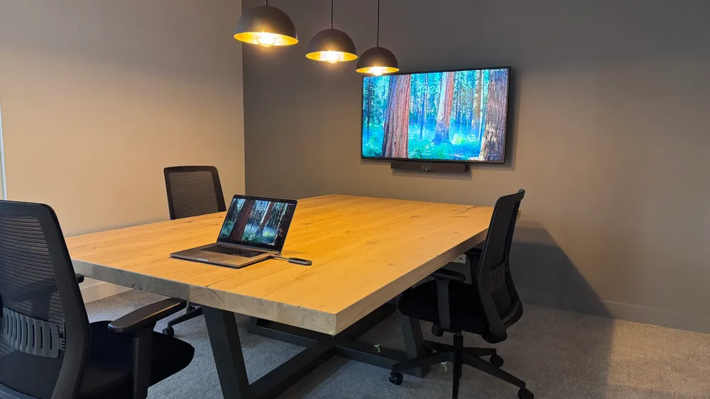 Small meetingroom met Yealink en Sony door HCS