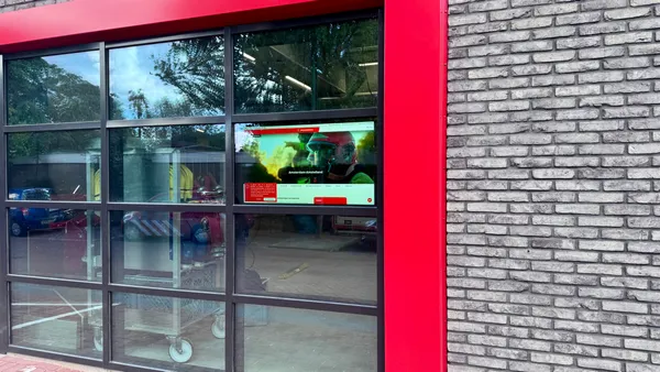 Narrowcasting bij de Brandweer Window screen, een beeldscherm met hoge helderheid zodat het scherm buiten goed zichtbaar is.