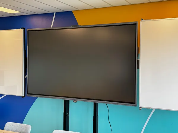 MAXHUB 86 inch touchscreen met whiteboard-vleugels Vergaderruimte installatie met MAXHUB touchscreen en emaillen whiteboards