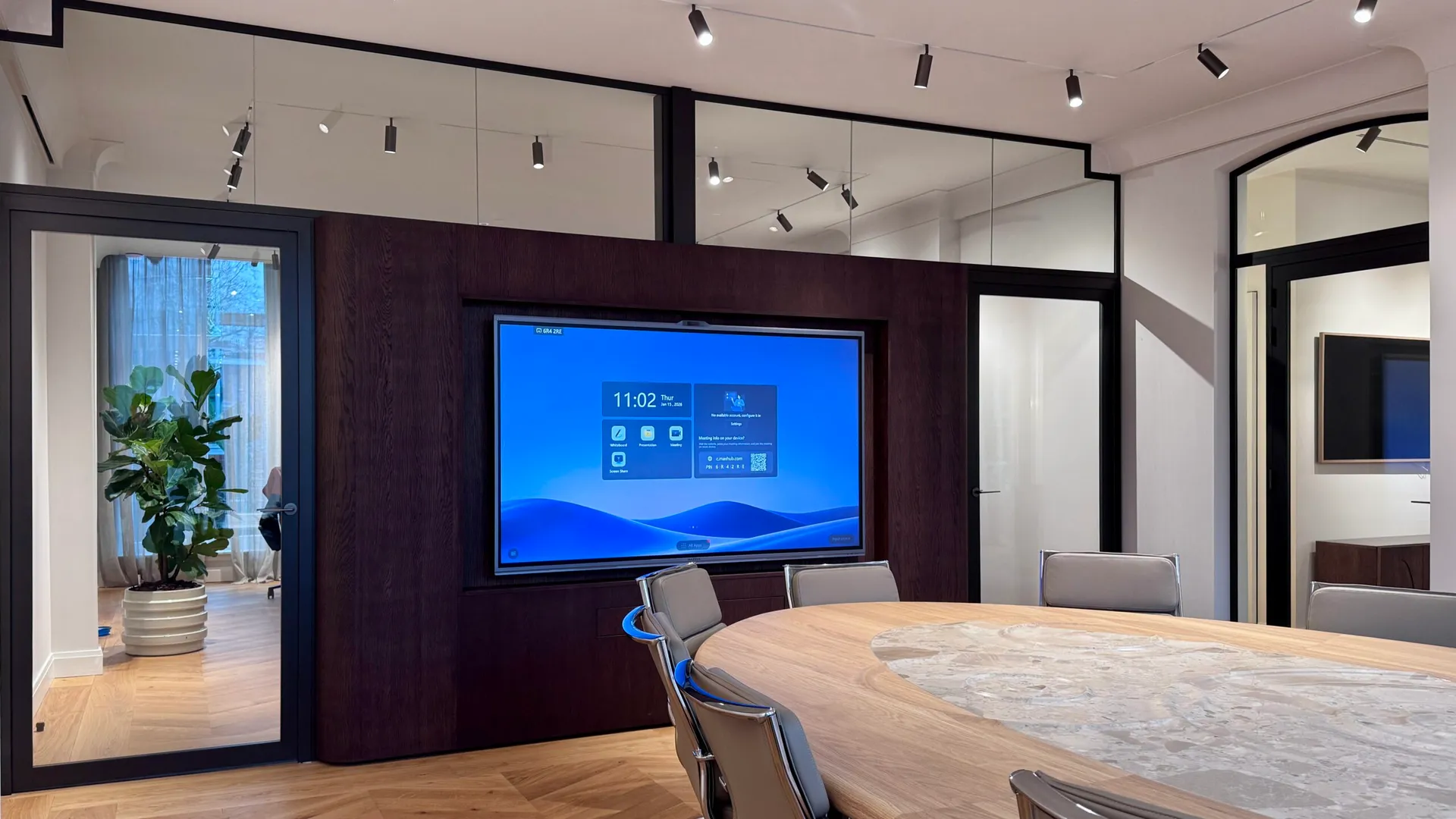 MAXHUB V7 XBOAR 86 inch interactief presentatiescherm met ingebouwde camera en microfoonst voor videomeetings. Het scherm werk volledig met een Windows besturingssysteem.